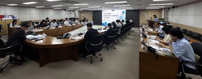 수원시가 ‘인공지능(AI) 기반 맞춤형 모바일 전자고지 고도화 용역 착수보고회’를 열고 있다./수원시