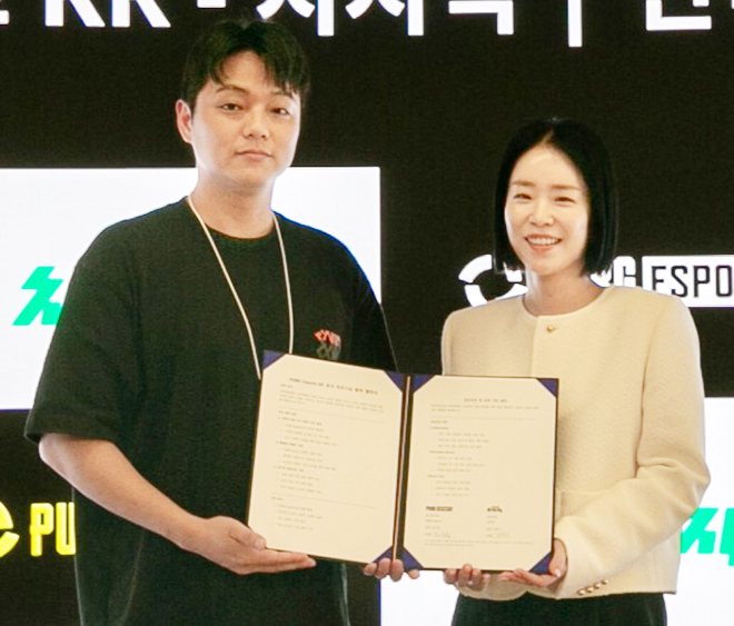 크래프톤 박수용 e스포츠 실장(왼쪽)과 네이버 신슬기 게임 콘텐츠 제휴 리더. 사진 제공 : 크래프톤