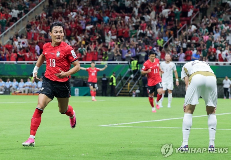 오현규가 결승골을 넣은 뒤 기뻐하고 있다.