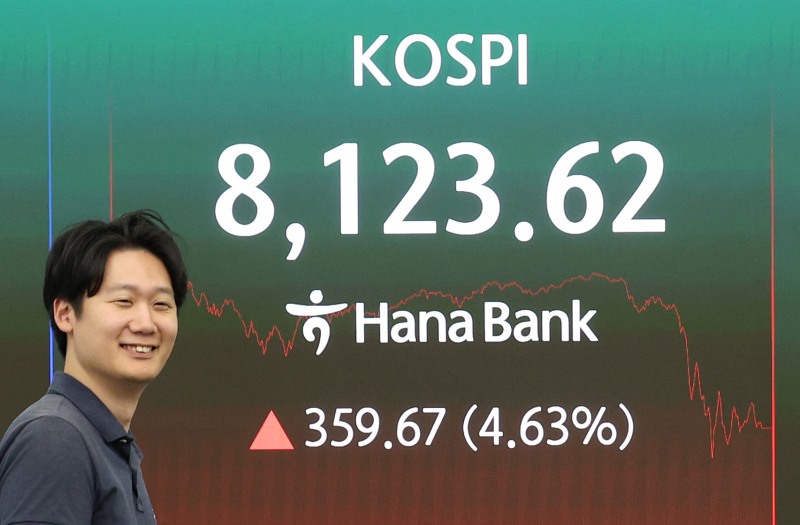 12일 서울 중구 하나은행 딜링룸 현황판에 코스피가 표시되고 있다. /연합뉴스