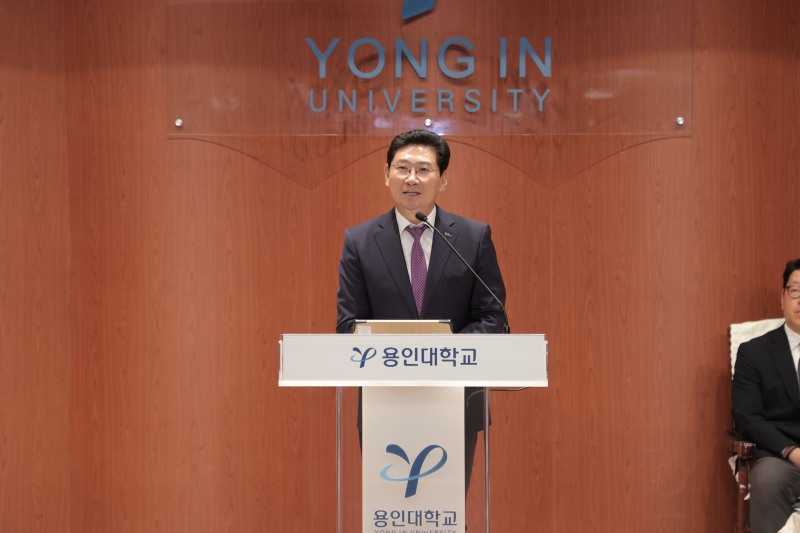 이상일 용인특례시장이 12일 용인대학교 개교 73주년 기념식에서 축사를 하고 있다. /용인시