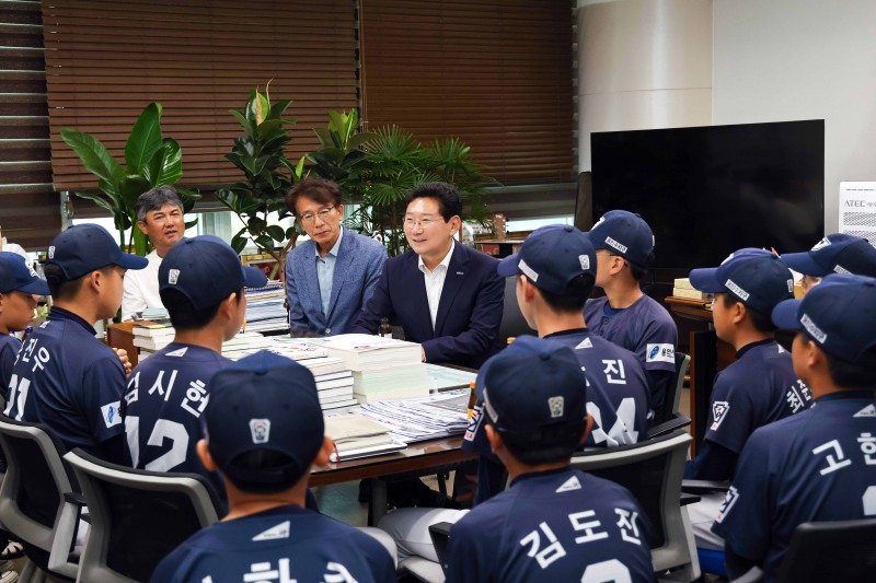이상일 용인특례시장이 12일 시장실에서 전국 대회 2곳서 우승한 수지 리틀야구단원들을 격려하고 있다. /용인시