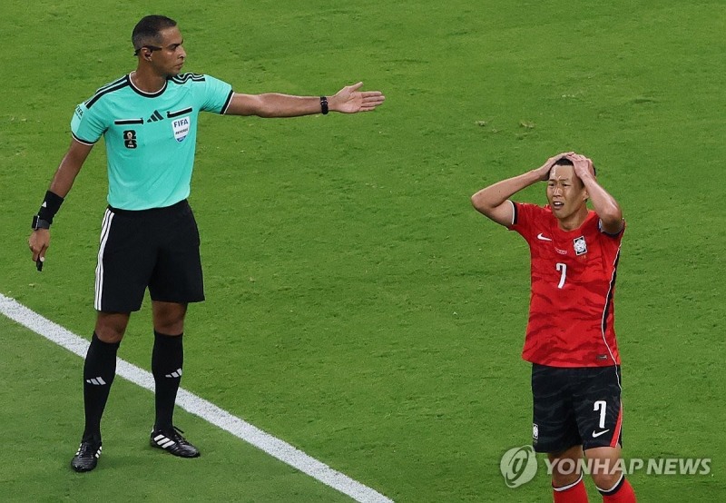 손흥민이 득점에 실패하자 아쉬워하고 있다.