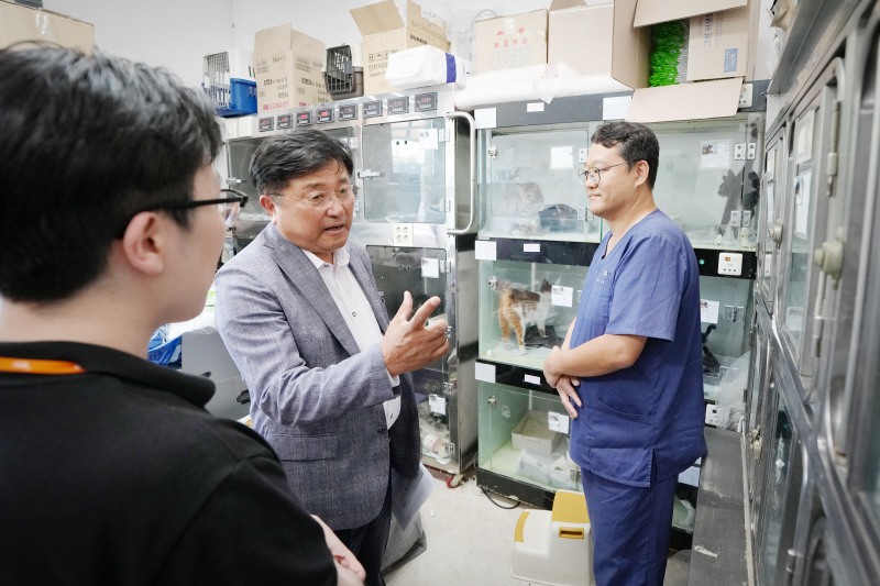 박관열 광주시장이 12일 첫 민생·복지 행보로 지역 내 동물보호소를 방문했다. /인수위