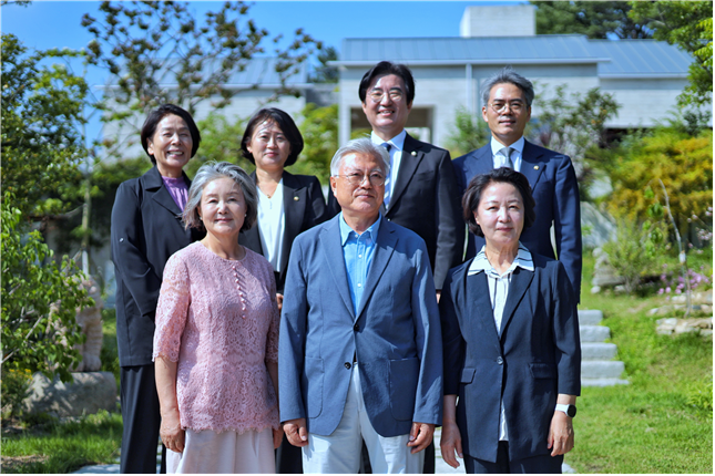추미애 경기도지사 당선인과 문재인 전 대통령 부부가 함께 하고있다. /인수위
