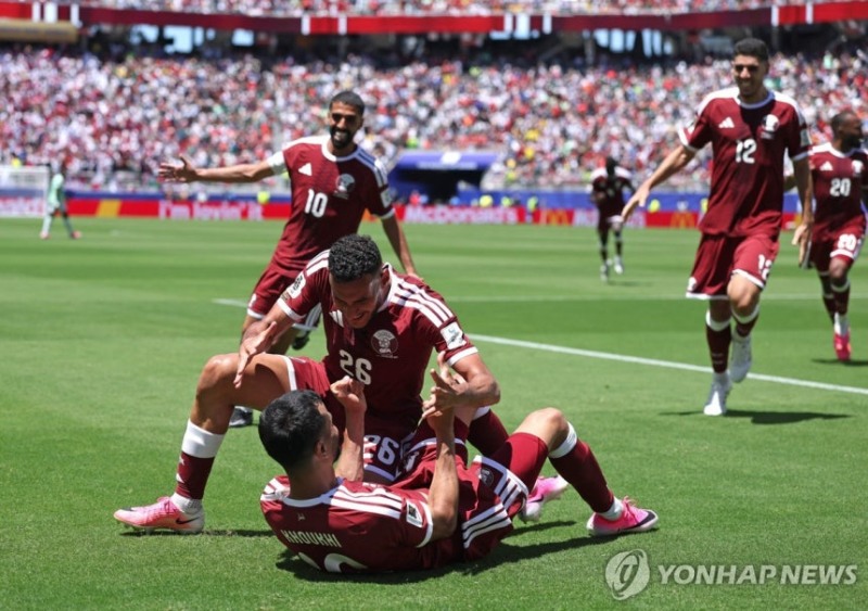 골이 터진 뒤 기뻐하는 카타르 선수들 / 사진=연합뉴스