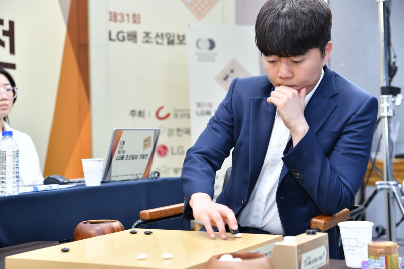신민준 9단이 31회 LG배 결승 1국에서 왕싱하오 9단에게 극적인 반집승을 거뒀다. / 사진=연합뉴스