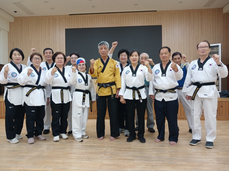 시니어 경락품세 수련회 참석자들이 기념 촬영에 포즈를 취하고 있다/ 사진= 세계어린이태권도연맹 제공.