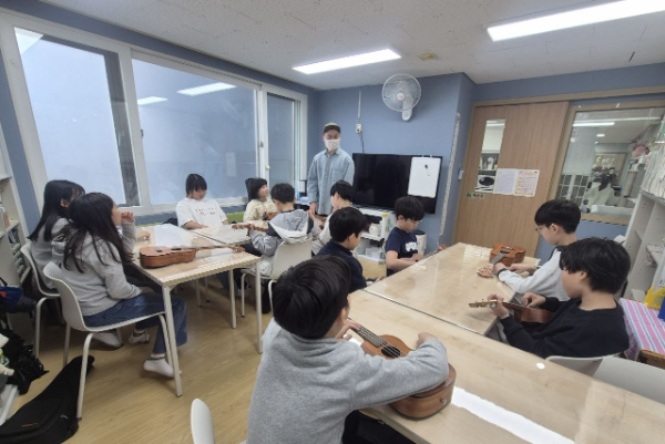 데스커 가구 지원으로 학습 환경이 개선된 판교푸른학교지역아동센터