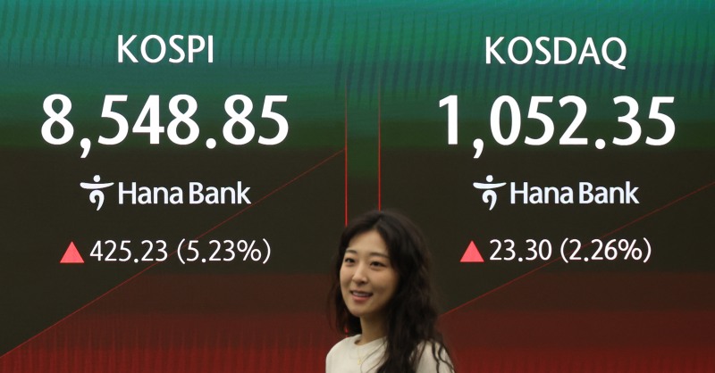 코스피가 미·이란 전쟁 종전합 의에 힘입어 상승 출발한 15일 서울 중구 하나은행 딜링룸 현황판에 코스피가 표시되고 있다./연합뉴스