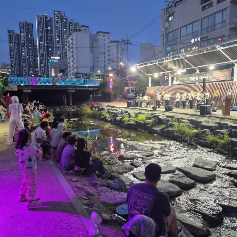 지난 13일 신천 달빛음악회 예술 공연을 시민들이 관람하고 있다. /시흥시
