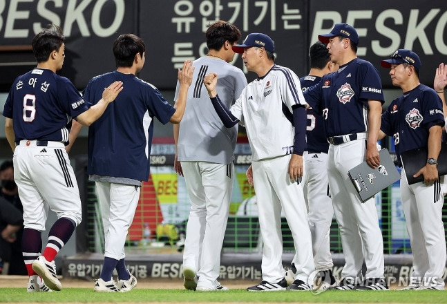 승리한 두산 베어스 선수들 / 사진=연합뉴스