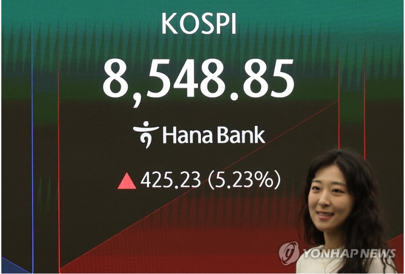 코스피지수는 개인과 기관의 순매수에 힘입어 사상 최고가를 기록하고 있지만 외국인은 지난5월 주식시장에서 역대 최대 규모의 순매도를 기록했다. 사진=연합뉴스