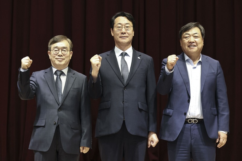 정명근 화성시장과 조승문 화성미래비전위원장 및 오일용 자문 위원장이 시의 미래 발전을 위한 협력을 다짐하고 있다./화성시