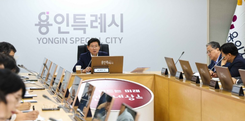 이상일 용인특례시장이 15일 시청 영상회의실에서 간부회의를 열고 용인르네상스 2.0 추진기획단이 로드맵을 잘 만들어줄 것을 주문하고 있다./용인시