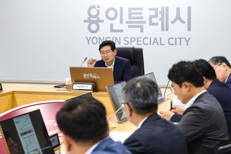 이상일 용인특례시장이 15일 시청 영상회의실에서 열린 간부회의에서 반다비 체육센터 건립의 당위성을 설명하고 있다./용인시