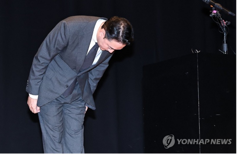 홍정도 중앙그룹 부회장이 15일 서울 마포구 중앙일보빌딩에서 열린 JTBC 등 중앙그룹 일부 계열사의 유동성 위기로 인한 회생 절차 개시 관련 입장 발표 기자회견에서 고개 숙이며 사과하고 있다. 사진=연합뉴스