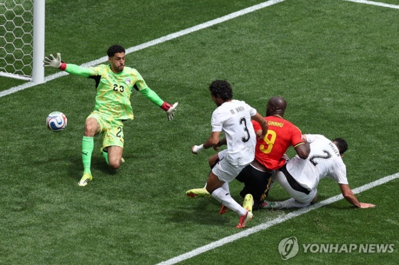 수비수 두 명과 몸싸움 이겨내는 벨기에 루카쿠(등번호 9번) / 사진=연합뉴스