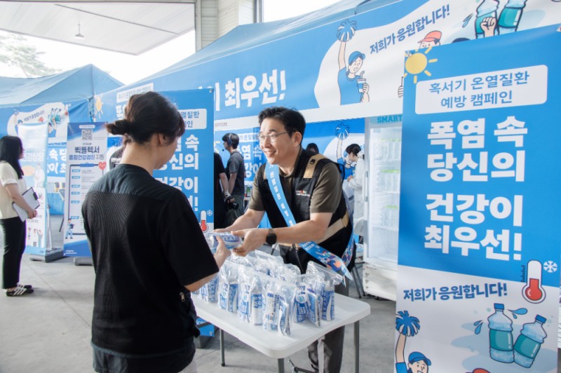홍용준 CLS 대표이사가 지난 11일 경기 남양주2캠프 진행된 캠페인에 참여한 위탁배송업체 소속 배송기사들에게 이온음료, 아이스넥, 식염포도당, 온열질환 예방 수칙 카드 등이 담긴 온열질환 예방키트를 제공하고 있다.