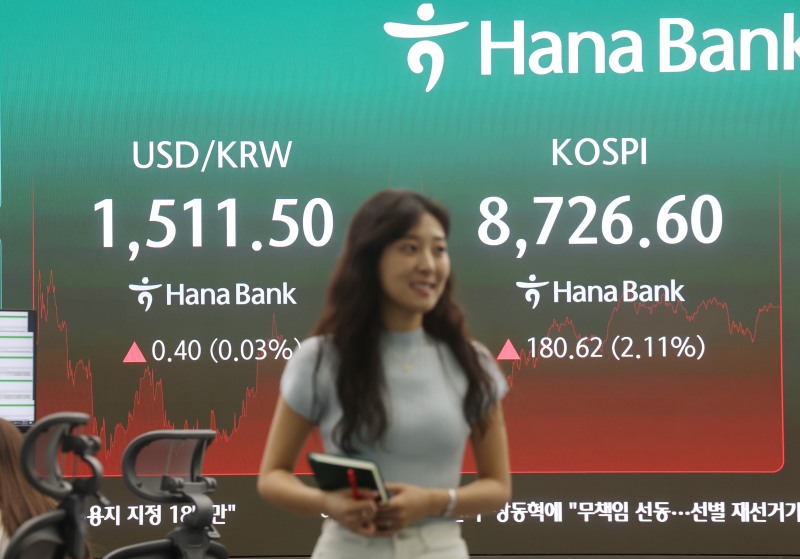코스피가 상승세를 이어가며 8700선 초반에서 마감한 16일 서울 중구 하나은행 딜링룸에서 직원이 업무를 보고 있다./연합뉴스