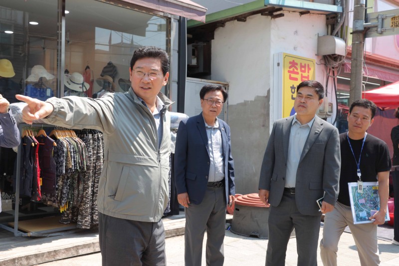 이상일 용인특례시장이 16일 백암 5일장을 방문해 주차 공간 마련 방안을 검토하라고 관계자에게 지시했다. /용인시