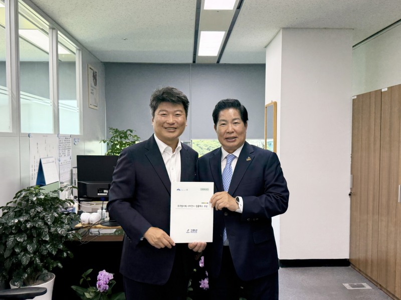 왼쪽부터 기획예산처 예산실 박창환 예산총괄심의관, 공영민 고흥군수 (사진제공=고흥군)