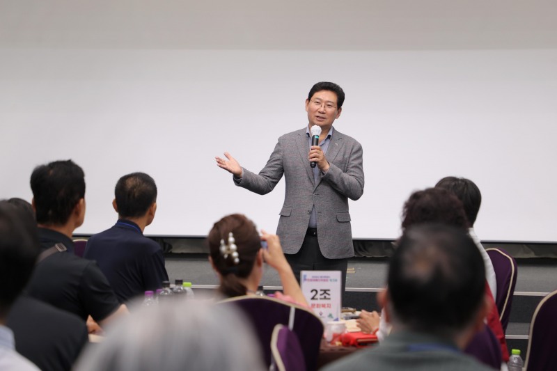 이상일 용인특례시장이 16일 시청 컨벤션홀에서 열린 ‘주민참여예산학교·워크숍’에서 인사말을 하고 있다. /용인시