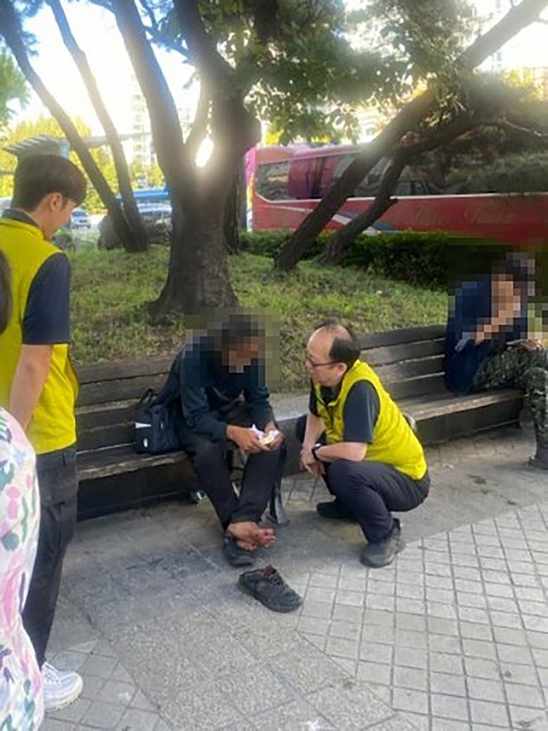 성남시 민관합동 상담반이 야탑공원에서 거리 노숙인과 상담 중이다./성남시