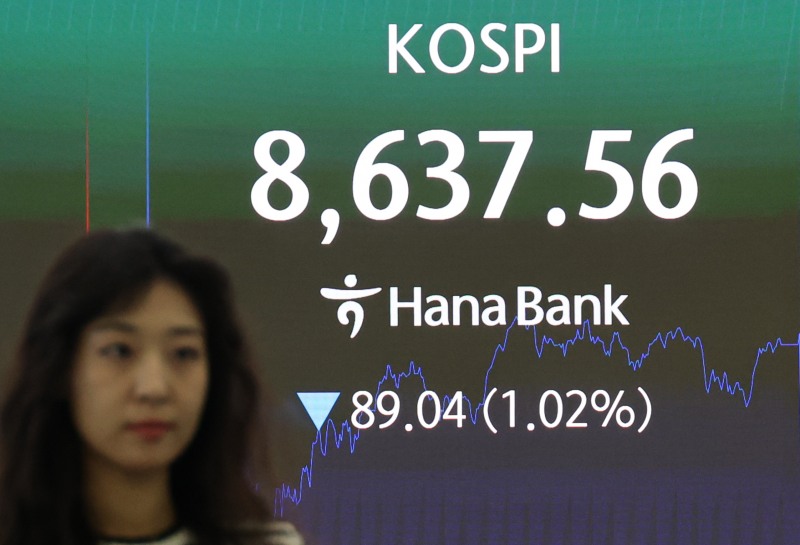 17일 서울 중구 하나은행 딜링룸 현황판에 코스피가 표시되고 있다./연합뉴스