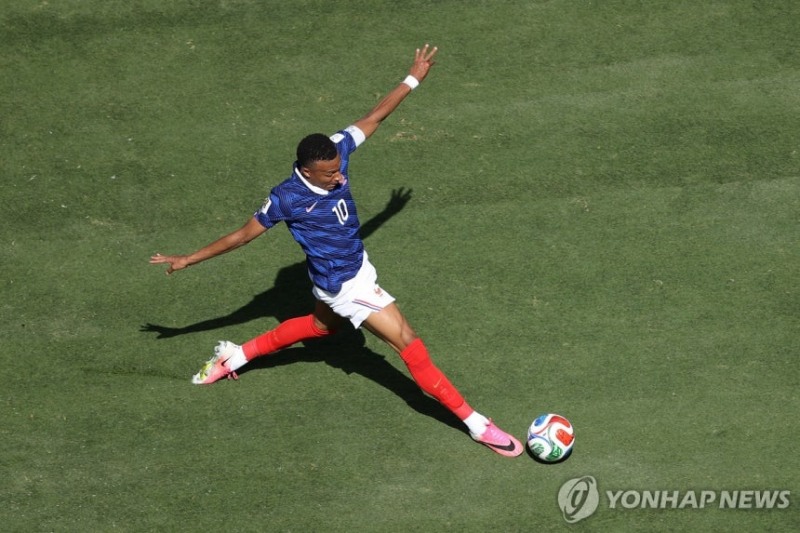 음바페의 첫 번째 골로 연결된 슈팅 / 사진=연합뉴스
