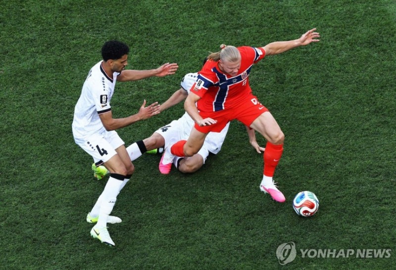 경합하는 홀란(오른쪽) / 사진=연합뉴스