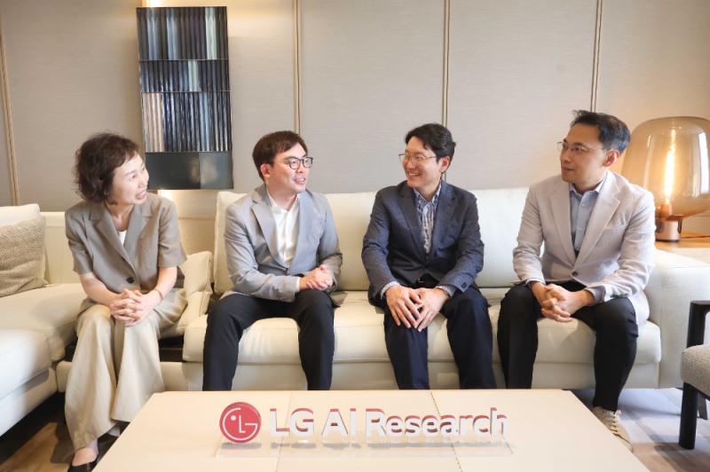 16일 오후 서울 여의도 LG트윈타워에서 LG AI연구원과 디앤디파마텍 경영진이 차세대 펩타이드 신약 공동 개발 사업을 논의하고 있다