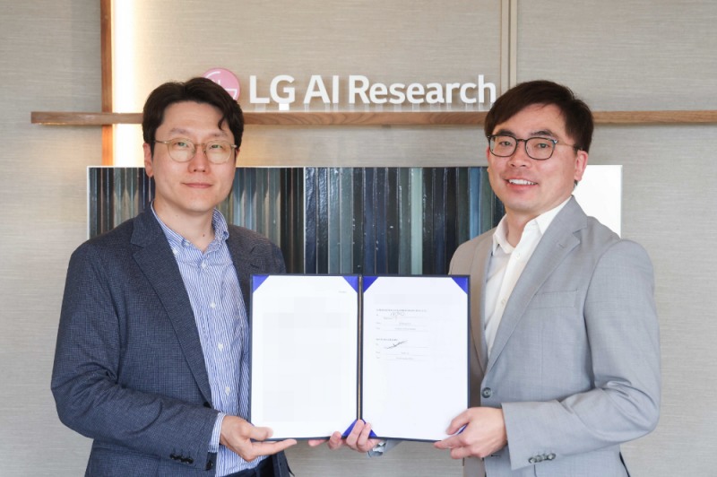 16일 오후 서울 여의도 LG트윈타워에서 임우형 LG AI연구원장(왼쪽)과 이슬기 디앤디파마텍 대표(오른쪽)가 차세대 펩타이드 신약 공동 개발 사업 본계약을 체결했다