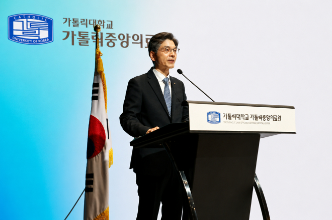 민창기 가톨릭대학교 의무부총장 겸 의료원장이 가톨릭중앙의료원 설립 90주년 기념사를 전달하고 있는 모습. (사진제공=가톨릭중앙의료원)