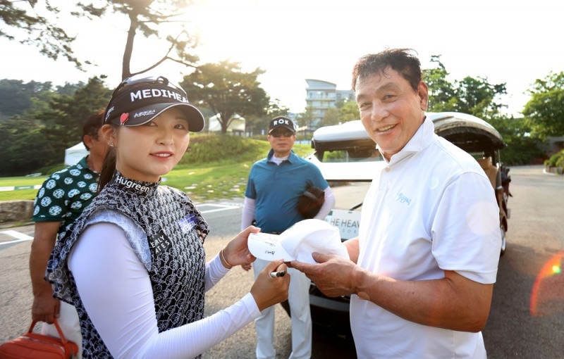 17일 경기 안산(대부도) 더헤븐리조트 내 더헤븐CC에서 열린 'KLPGA 인카금융 더헤븐 마스터즈' 이벤트 프로암에서 이예원(메디힐) 프로와 국민배우 김영철(우측)이 기념 촬영에 포즈를 취하고 있다/ 사진= 더헤븐리조트 제공.