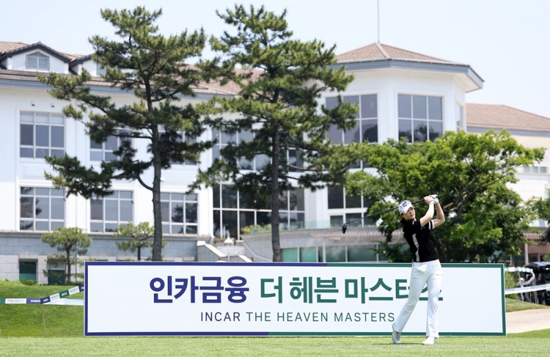 박결(두산건설) 프로가 'KLPGA 인카금융 더헤븐 마스터즈' 이벤트 프로암 라운드에서 티샷을 선보이고 있다/ 사진= 더헤븐리조트 제공.