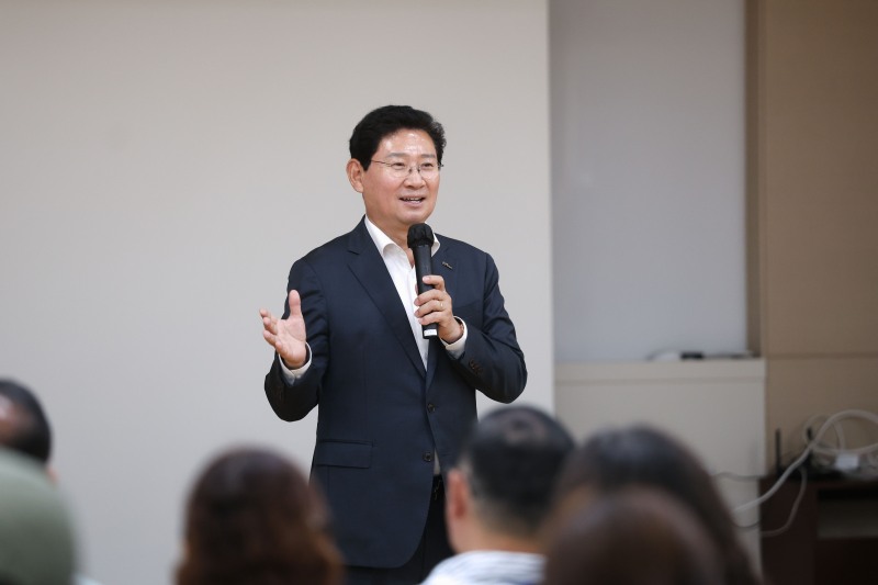17일 용인산림교육센터에서 열린 워크숍에 참석한 이상일 시장이 인사말을 하고 있다. /용인시