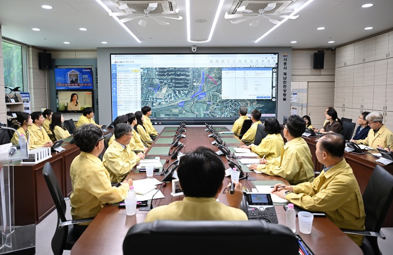 시흥시가 자체적으로 구축한 ‘시흥시 통합 재난‧안전 지도’를 시연하고 있다. /시흥시