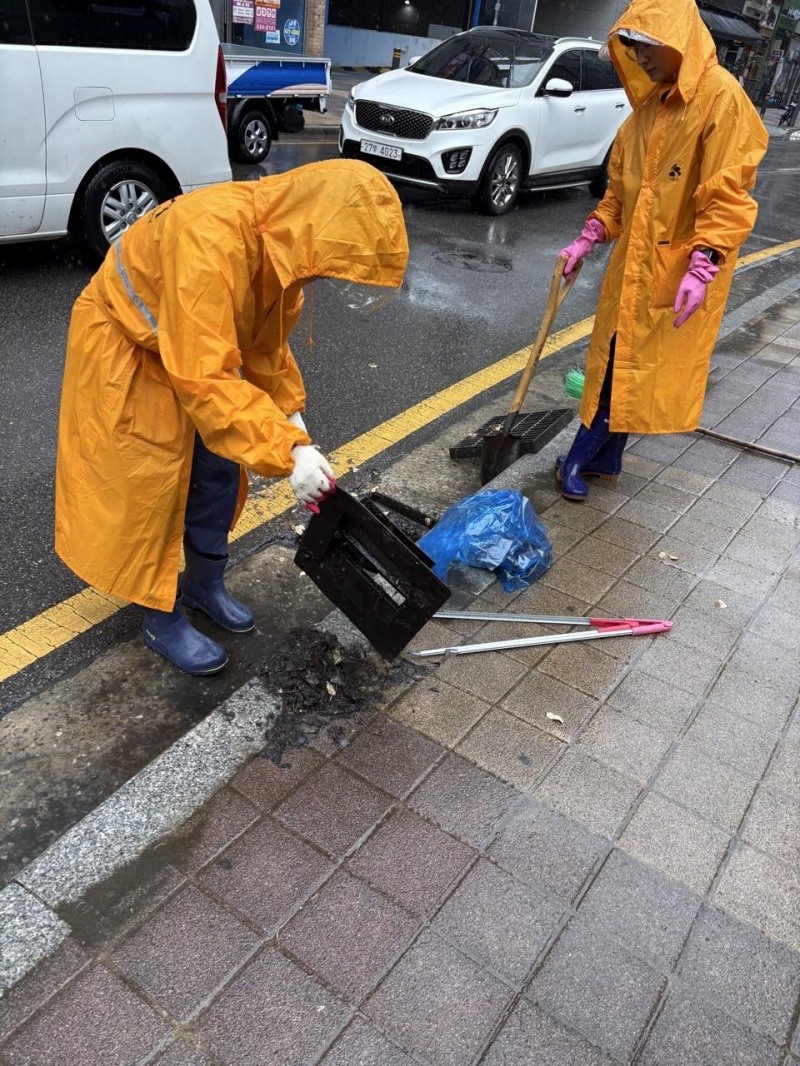 시흥시가 빗물받이 관리 상태를 점검하고 퇴적물을 제거하는 등 도로 침수에 대비하고 있다. /시흥시