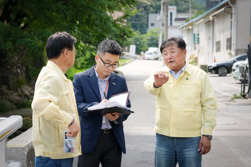 박관열 경기 광주시장 당선인이 장마철을 앞두고 재해취약지역을 점검하고 있다. /경기 광주시