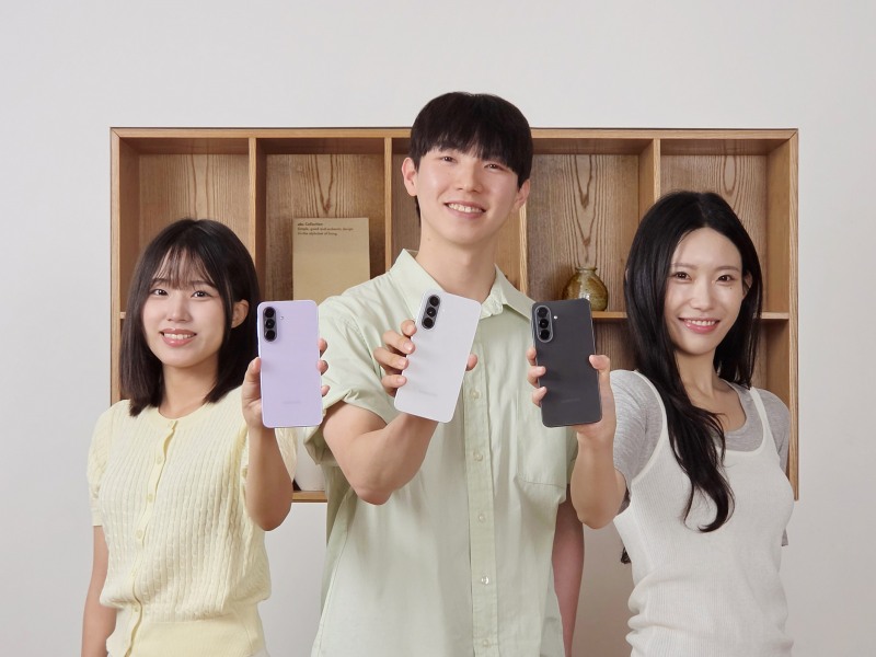 삼성전자 모델들이 새롭게 출시한 '갤럭시 A37 5G'를 소개하는 모습./삼성전자