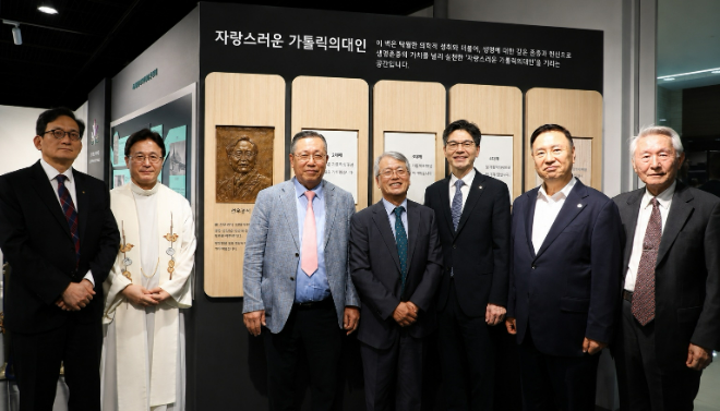 자랑스러운 가톨릭의대인 故 선우경식 원장 부조상 공개식 기념촬영 사진. (좌측부터 이동건 가톨릭대 의과대학장, 김평만 가톨릭중앙의료원 영성구현실장, 김정만 가톨릭대 의대 10회 동기회장, 고영초 요셉의원장 민창기 가톨릭대 의무부총장 겸 의료원장, 장석일 가톨릭 의대 총동문회장, 서울고등학교 총동창회 대표. (사진제공=가톨릭대학교 가톨릭중앙의료원)