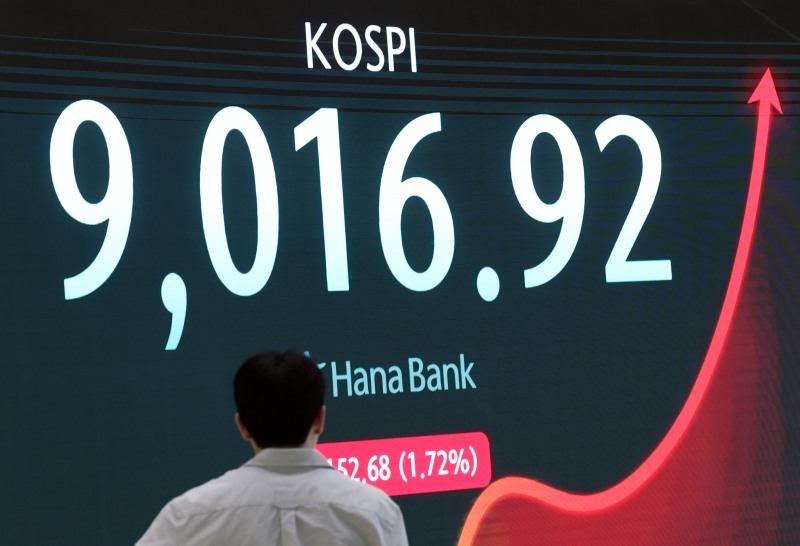 코스피가 사상 처음으로 9000선을 돌파했다. 지난달 8000포인트에 도달한 지 약 한달 만이다. 18일 서울 중구 하나은행 딜링룸에서 딜러들이 업무를 보고 있다. /연합뉴스
