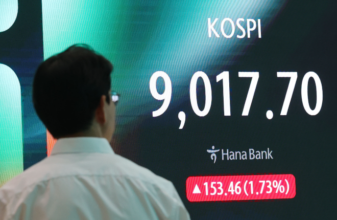 코스피가 사상 처음으로 9000선을 돌파했다. 지난달 8000포인트에 도달한 지 약 한달 만이다. 18일 서울 중구 하나은행 딜링룸에서 딜러들이 업무를 보고 있다. 사진=연합뉴스