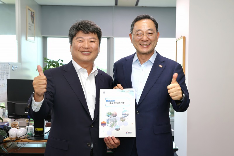 박창환 예산총괄심의관(왼쪽)과 명현관 해남군수(오른쪽) (사진제공=해남군)