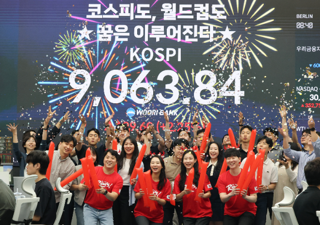 코스피가 사상 처음으로 종가 기준 9,000선을 돌파하며 장을 마친 18일 서울 중구 우리은행 본점 딜링룸에서 직원들이 축하 세리머니를 하고 있다. 사진=연합뉴스