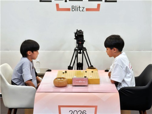 문하람(왼쪽)이 2026 블리츠 어린이 바둑대회에서 김정현을 꺾고 우승했다. / 사진=연합뉴스