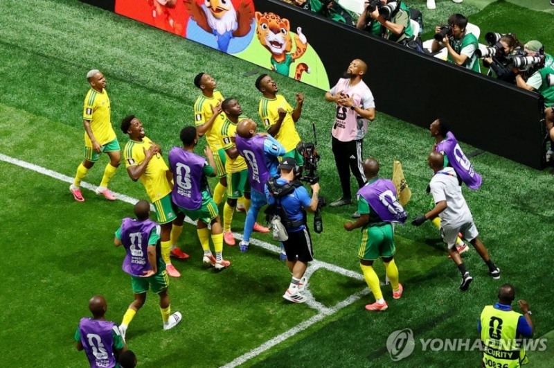 모코에나의 페널티킥 동점 골에 환호하는 남아공 선수들 / 사진=연합뉴스