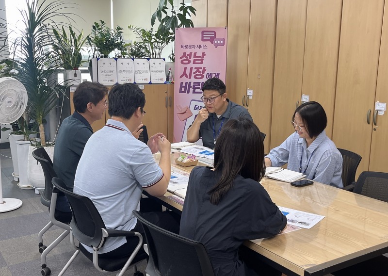 용인시 관계자들(오른쪽)이 6월 16일 성남시 소통관실을 방문해 '시장에게 바란다' 바로문자 서비스 운영 현황에 대한 설명을 듣고 있다. /성남시