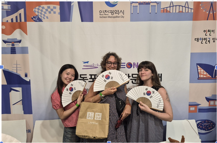 행사장 관람객들이 인천시 기념품인 태극기 부채와 함께 ㅣ념촬영을 하고있다. /인천시